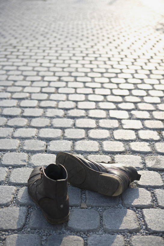 无人,竖图,俯视,室外,白天,道路,路,静物,鞋子,一双,阴影,光线,影子,小路,交通,靴子,阳光,牛仔靴,彩图,高角度拍摄