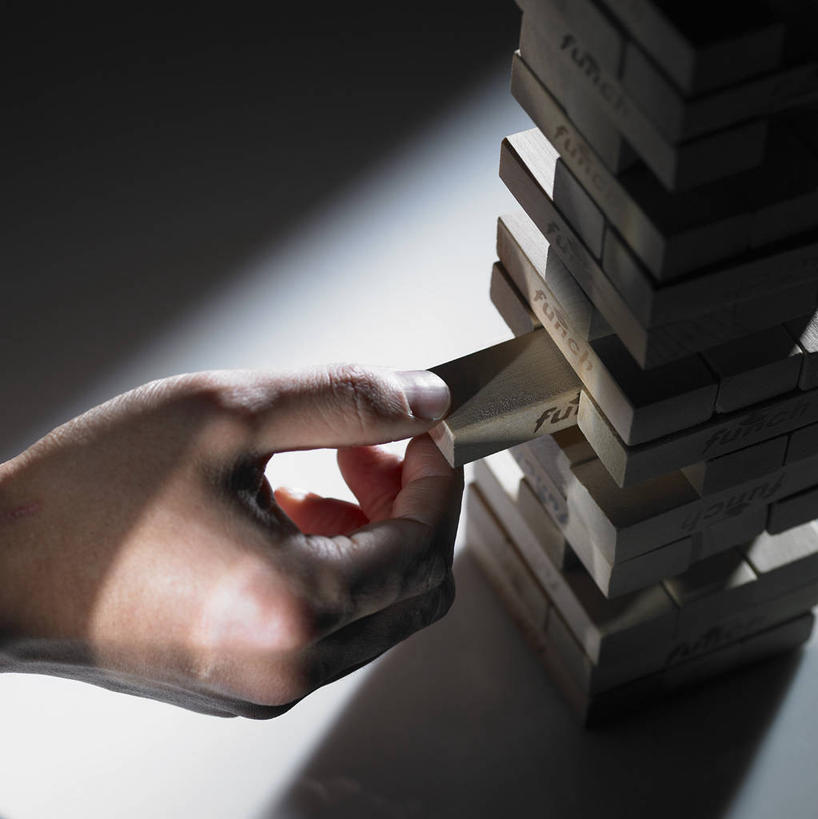 东方人,手,一个人,竖图,俯视,室内,特写,白天,游戏,智慧,玩具,亚洲,仅一个男性,仅一个人,一堆,许多,握,阴影,堆叠,堆积,灰色背景,反射,影子,很多,玩,黄种人,娱乐,仅一个年轻男性,休闲,手部,积木,益智,握着,摄影,影棚,活动,堆,单手,思维,发泄,消遣,智力,想象,抽积木,宣泄,男人,男性,年轻男性,亚洲人,玩耍,嬉戏,半身,彩图,高角度拍摄,影棚拍摄,拍摄