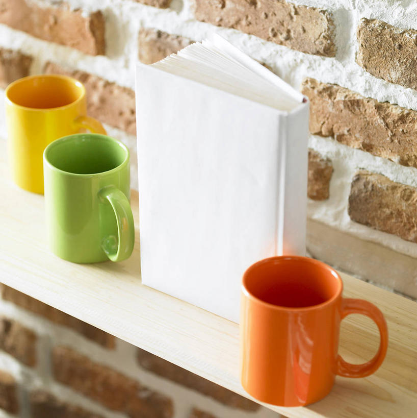 无人,竖图,俯视,室内,特写,白天,建材,建筑,静物,杯子,书籍,一本,阴影,反射,材料,瓷器,影子,砖,砖块,墙,咖啡杯,陶瓷制品,墙壁,墙面,三个,书本,砖头,建造,瓷杯,书,图书,石料,彩图,高角度拍摄,砌墙砖