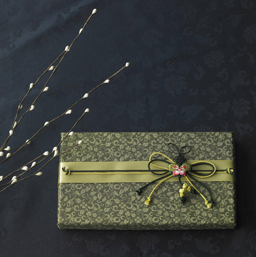 无人,竖图,俯视,室内,特写,白天,礼盒,礼物,阴影,黑色背景,反射,丝绸,丝带,影子,纸盒,枝条,缎带,绸带,盒子,树枝,一个,包装盒,礼品盒,摄影,礼品,影棚,单个,虬枝,枝杈,彩图,高角度拍摄,影棚拍摄,拍摄