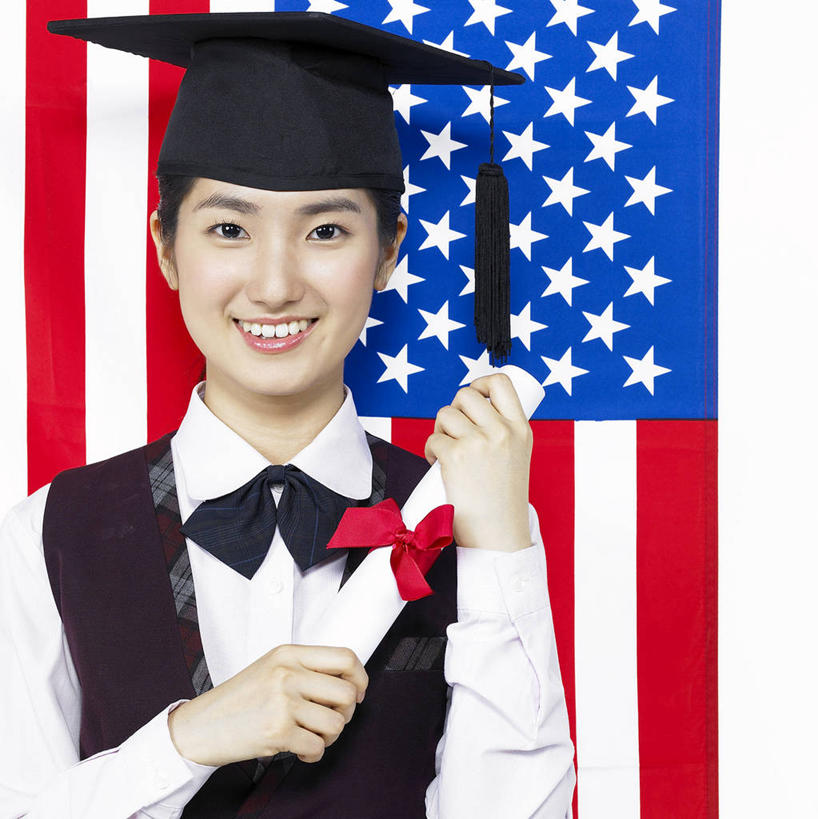 东方人,一个人,学生,站,笑,微笑,露齿笑,竖图,室内,白天,正面,旗帜,国旗,亚洲,仅一个年轻女性,仅一个女性,仅一个人,一面,握,文凭,拿,拿着,注视,黄种人,星条旗,观察,看,站着,握着,美国国旗,摄影,流苏,影棚,观看,察看,证书,学士帽,毕业,关注,学士服,学位证,学位证书,垂布,学士袍,年轻女性,女人,女性,亚洲人,旗,站立,半身,彩图,影棚拍摄,拍摄,美利坚合众国国旗