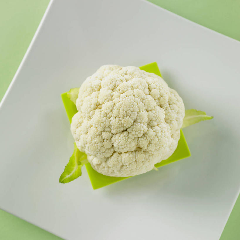 无人,竖图,俯视,室内,特写,白天,蔬菜,餐具,叶子,绿色背景,阴影,新鲜,反射,碟子,盘,影子,花菜,花椰菜,食品,绿叶,菜花,食物,一个,白色,盘子,碟,嫩叶,摄影,有机食品,绿色食品,影棚,单个,椰菜花,叶,叶片,彩图,高角度拍摄,影棚拍摄,拍摄