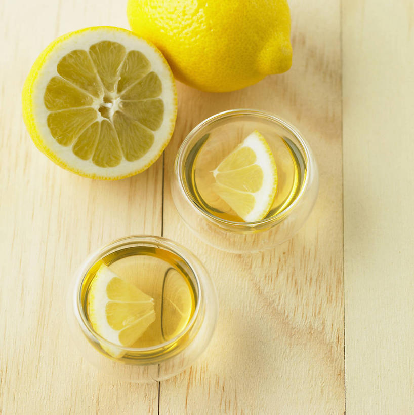 果汁,无人,竖图,俯视,室内,特写,白天,柠檬,杯子,水果,阴影,新鲜,反射,影子,生食,食品,果实,饮品,柠檬汁,玻璃制品,食物,饮料,水杯,有机食品,绿色食品,可口,横截面,剖面,适口,截面,截面图形,玻璃杯,益母果,柠果,彩图,高角度拍摄