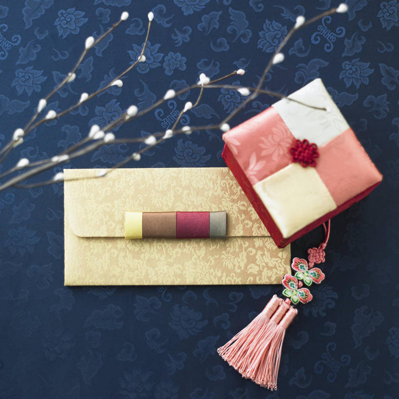 无人,方图,俯视,室内,特写,白天,礼盒,礼物,玉,阴影,反射,传递,信息,雕刻,影子,邮件,纸盒,枝条,联系,盒子,树枝,包装盒,礼品盒,联络,邮递,通信,摄影,奢侈品,玉雕,礼品,影棚,信件,玉器,贵重,珍贵,邮政,玉石,玉佩,虬枝,枝杈,宝贵,彩图,高角度拍摄,影棚拍摄,拍摄