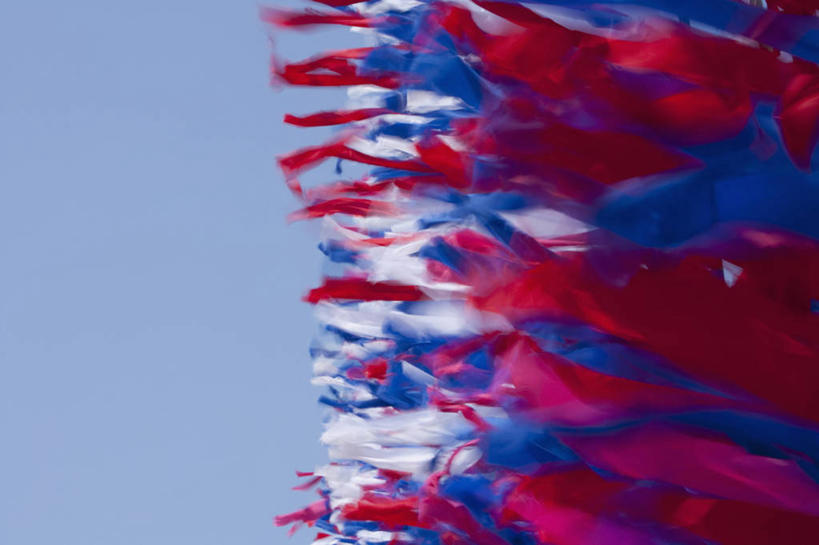 无人,横图,室外,特写,白天,正面,许多,阴影,朦胧,模糊,飘扬,光线,影子,很多,经幡,红色,蓝色,蓝天,天空,阳光,天,晴朗,飘逸,飞扬,万里无云,风马旗,晴空,晴空万里,彩图