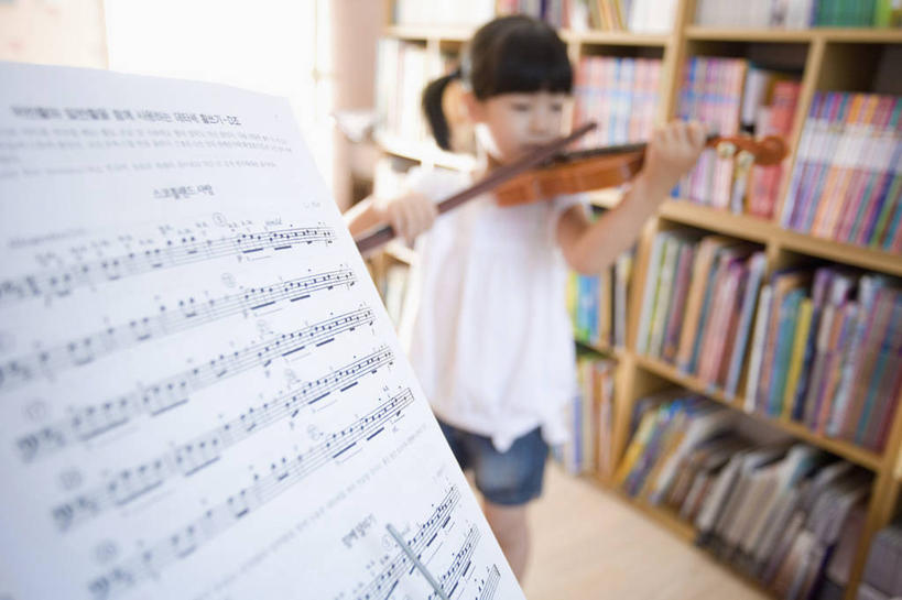 东方人,儿童,一个人,图书馆,站,横图,室内,白天,正面,纯洁,柜子,书籍,亚洲,仅一个女性,仅一个人,一把,一排,许多,握,阴影,服装,裤子,朦胧,模糊,整齐,并列,并排,反射,影子,乐谱,乐器,五线谱,弦乐器,小提琴,很多,音乐,弹奏,演奏,注视,牛仔裤,休闲装,黄种人,排列,小孩,衣服,书本,橱柜,书柜,观察,看,站着,仅一个小孩,休闲,休闲服,书橱,可爱,童年,童趣,握着,服饰,观看,察看,节拍,储存,队列,关注,弓拉弦乐器,弓拉弦鸣乐器,音符,平行,童真,烂漫,无邪,浏览室,符头,符干,符尾,乐章,储备,蕴藏,贮备,天真,女孩,女人,女性,亚洲人,孩子,书,图书,牛仔短裤,站立,半身,彩图,书库,图书库,贮存,阅览室,女生