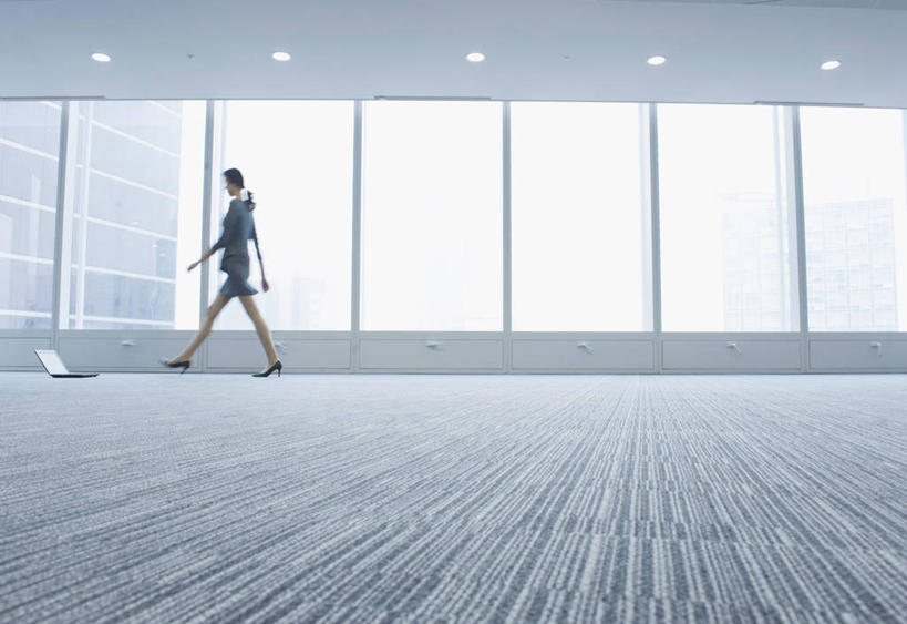 东方人,一个人,商务人士,商务女性,高楼大厦,横图,室内,白天,侧面,高跟鞋,时尚,电脑,笔记本电脑,窗户,地板,地毯,落地窗,大厦,建筑,摩天大楼,鞋子,照明,亚洲,仅一个年轻女性,仅一个女性,仅一个人,一排,许多,阴影,条纹,套装,朦胧,模糊,整齐,装饰,编织,反射,网络,影子,手工艺品,灯光,织物,地面,很多,黄种人,通讯设备,顶灯,玻璃窗,灯,排列,工艺品,灯具,华丽,修饰,一台,照亮,点缀,无线,照明设备,队列,时髦,通信设备,商务装,无线网络,无线上网,便携式电脑,工薪阶层,衬托,美观,雅致,雅观,时兴,手提电脑,年轻女性,女人,女性,亚洲人,白领,上班族,彩图,全身,大楼,高层建筑,高楼,摩天楼