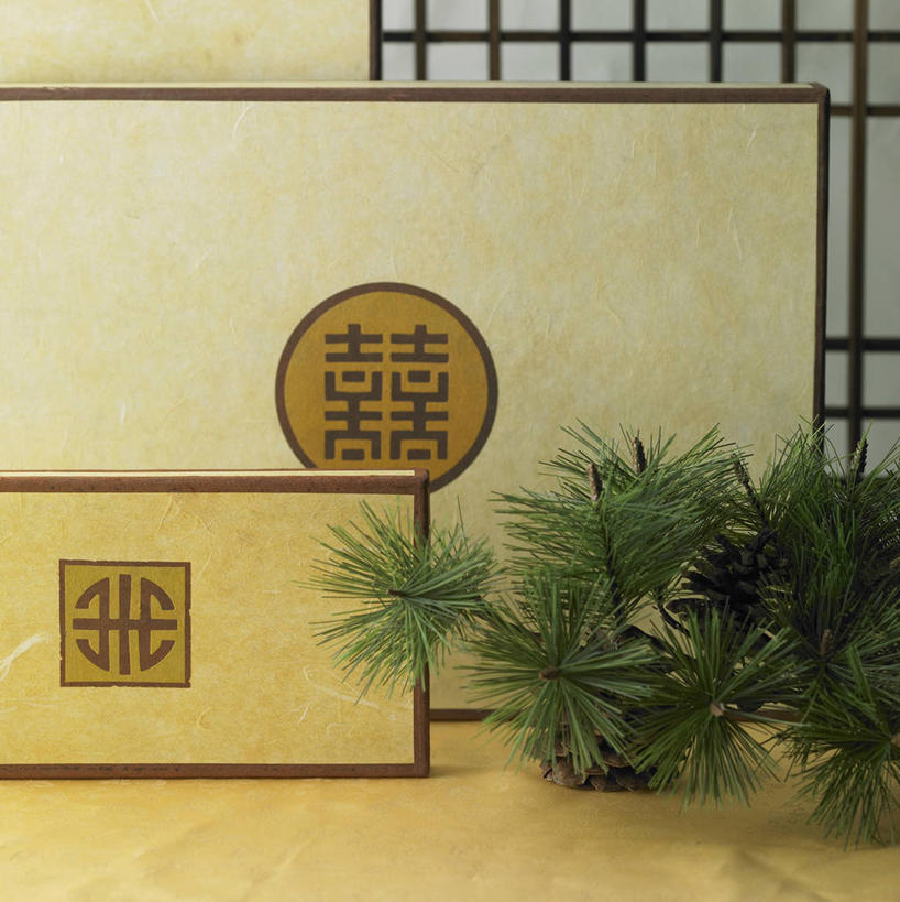 无人,竖图,室内,白天,正面,植物,窗户,松树,礼盒,礼物,阴影,反射,影子,纸盒,枝条,盒子,树,树木,树枝,两个,绿色,自然,包装盒,礼品盒,摄影,礼品,影棚,生长,成长,坚定,长寿,贞洁,虬枝,枝杈,彩图,影棚拍摄,拍摄