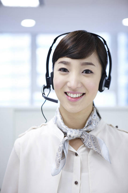 东方人,一个人,商务人士,商务女性,坐,笑,微笑,露齿笑,竖图,室内,白天,正面,窗户,照明,亚洲,仅一个年轻女性,仅一个女性,仅一个人,套装,朦胧,模糊,装饰,丝巾,灯光,注视,黄种人,玻璃窗,灯,耳机,耳麦,话筒,灯具,观察,看,观看,华丽,照亮,点缀,察看,麦克风,头戴式耳麦,照明设备,关注,扩音器,商务装,传声器,工薪阶层,衬托,美观,雅致,雅观,荧光灯,微音器,年轻女性,女人,女性,亚洲人,白领,上班族,坐着,半身,彩图,头戴式耳机