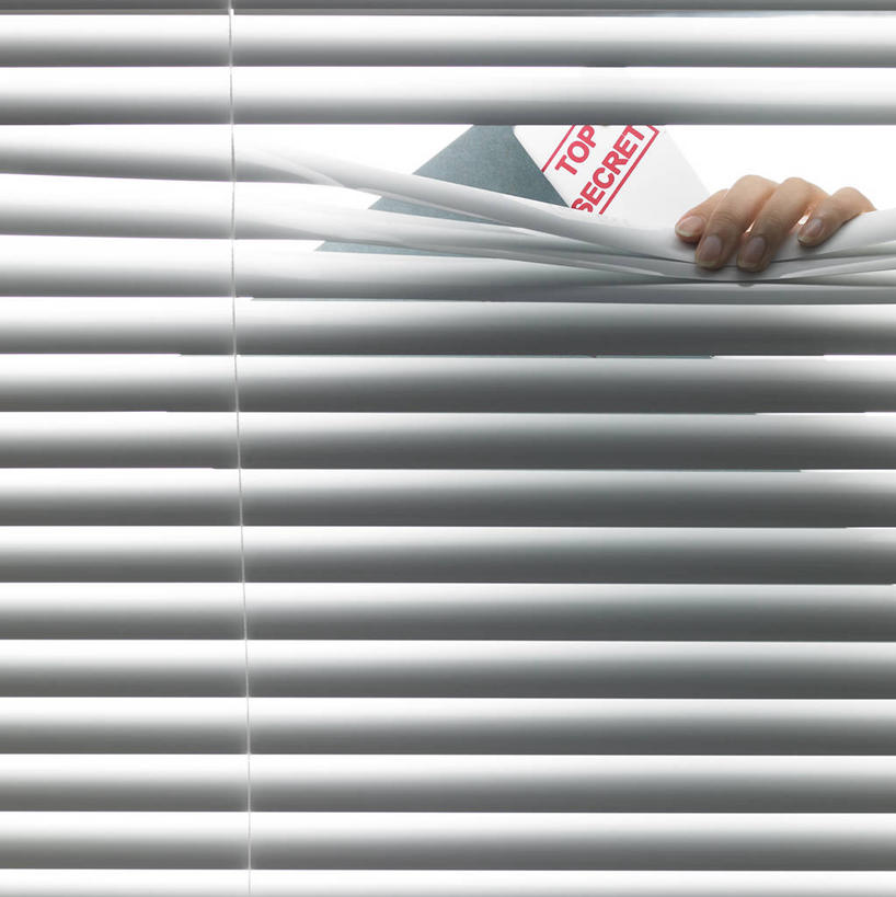 东方人,手,一个人,竖图,室内,特写,白天,白色背景,正面,窗户,落地窗,亚洲,仅一个男性,仅一个人,阴影,反射,英文,标志,材料,档案,文件,文字,影子,纸,字符,字母,百叶窗,注视,黄种人,标识,玻璃窗,仅一个年轻男性,手稿,资料,观察,看,手部,偷看,摄影,影棚,观看,英文字母,证明,察看,关注,文档,偷窥,男人,男性,年轻男性,亚洲人,半身,彩图,影棚拍摄,拍摄,窥视,窥探