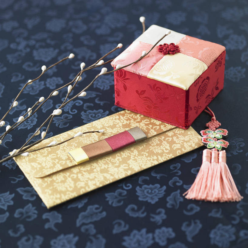 无人,方图,俯视,室内,特写,白天,桌子,礼盒,礼物,阴影,装饰,反射,传递,信息,纹路,纹理,影子,邮件,纸盒,枝条,联系,书桌,盒子,装饰品,树枝,一个,包装盒,课桌,装饰物,礼品盒,联络,邮递,通信,礼品,单个,信件,华丽,修饰,点缀,饰物,邮政,肌理,衬托,美观,雅致,雅观,虬枝,枝杈,彩图,高角度拍摄