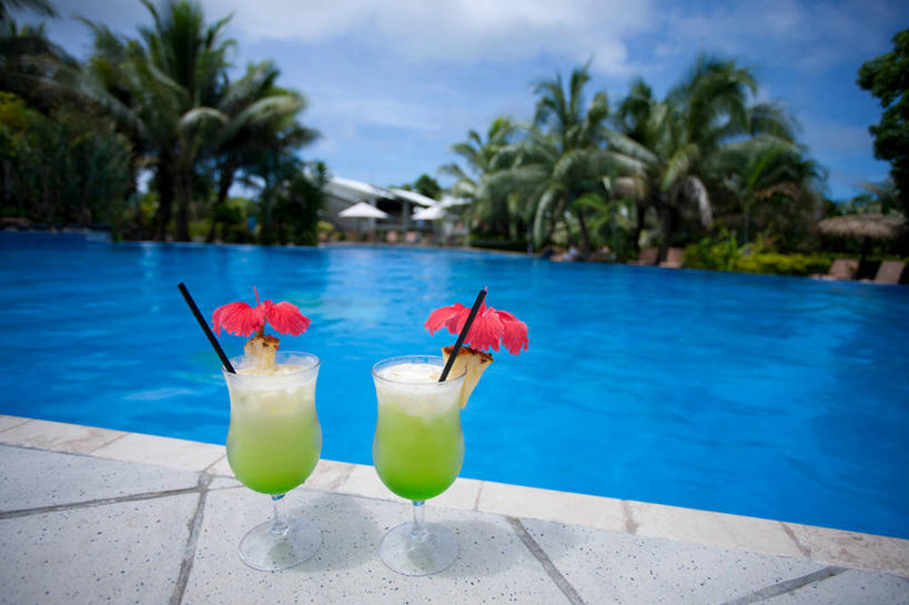 无人,游泳池,宾馆,横图,室外,白天,正面,水,植物,酒店,棕榈树,杯子,叶子,阴影,朦胧,模糊,装饰,光线,瓷砖,地砖,高脚杯,伞,影子,纸伞,水池,水面,云,云朵,绿叶,红酒杯,地面,酒类,两杯,云彩,文化,泳池,玻璃制品,酒,树,树木,饮料,两个,蓝色,绿色,白云,蓝天,天空,阳光,自然,酒杯,鸡尾酒,天,嫩叶,调酒,生长,晴朗,成长,华丽,修饰,旅社,点缀,创造,葡萄酒杯,想象,小伞,棕榈叶,衬托,美观,雅致,雅观,鸡尾酒伞,酒杯伞,伞签,叶,叶片,玻璃杯,晴空,棕树,棕榈,彩图,客店,客栈,旅店,旅馆,商旅