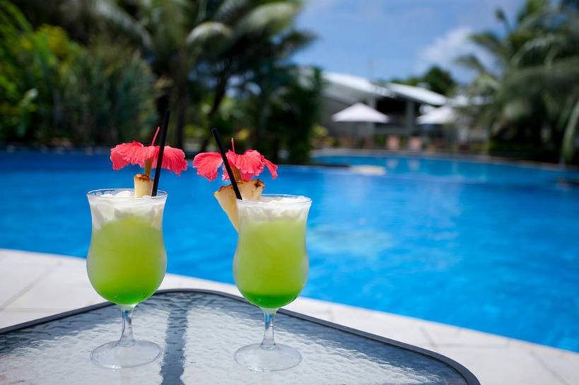 无人,游泳池,宾馆,横图,室外,白天,正面,水,植物,酒店,棕榈树,杯子,叶子,阴影,朦胧,模糊,装饰,光线,瓷砖,地砖,高脚杯,伞,影子,纸伞,水池,水面,云,云朵,绿叶,红酒杯,地面,酒类,两杯,云彩,文化,泳池,玻璃制品,酒,树,树木,饮料,两个,蓝色,绿色,白云,蓝天,天空,阳光,自然,酒杯,鸡尾酒,天,嫩叶,调酒,生长,晴朗,成长,华丽,修饰,旅社,点缀,创造,葡萄酒杯,想象,小伞,棕榈叶,衬托,美观,雅致,雅观,鸡尾酒伞,酒杯伞,伞签,叶,叶片,玻璃杯,晴空,棕树,棕榈,彩图,客店,客栈,旅店,旅馆,商旅