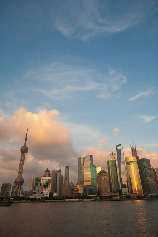 无人,高楼大厦,竖图,室外,白天,正面,度假,河流,美景,日落,水,太阳,城市风光,标志建筑,城市,大厦,地标,建筑,轮船,摩天大楼,船,上海,中国,亚洲,波纹,飞溅,溅,液体,河水,景观,水滴,水流,晚霞,霞光,落日,建筑群,塔,娱乐,建设,东方明珠,金茂大厦,浦东,水珠,水纹,黄昏,船尾波,交通工具,波浪,享受,休闲,景色,彩霞,放松,环球金融中心,申,喷洒,载具,电视塔,三艘,金融中心,陆家嘴,陆家嘴金融贸易区,浦东新区,上海环球金融中心,东亚,东方明珠广播电视塔,东方明珠电视塔,上海市,中华人民共和国,沪,华东地区,夕照,薄暮,金茂大楼,环球金融中心大厦,夕阳,彩图,傍晚,大楼,高层建筑,高楼,摩天楼,东方明珠塔,斜阳