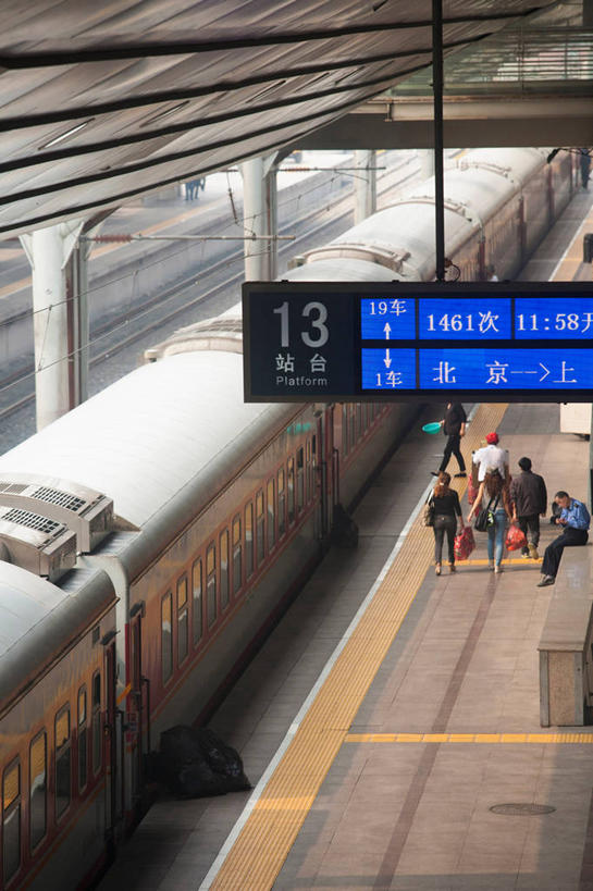 东方人,走,竖图,俯视,室内,白天,旅游,度假,显示器,窗户,标志建筑,地标,建筑,火车,车站,北京,中国,亚洲,一辆,一排,行人,游客,游人,阴影,服装,朦胧,模糊,整齐,光线,屏幕,影子,灯光,站台,首都,许多人,休闲装,黄种人,娱乐,显示屏,建设,月台,路人,旅客,玻璃窗,车,排列,一个,衣服,车窗,交通工具,一群人,享受,休闲,休闲服,旅游胜地,放松,服饰,单个,队列,载具,输出设备,东亚,中华人民共和国,东城区,北京市,京,北平,华北地区,过客,男人,男性,年轻男性,年轻女性,女人,女性,亚洲人,步行,散步,走路,彩图,高角度拍摄,全身,北京车站,北京火车站,北京站