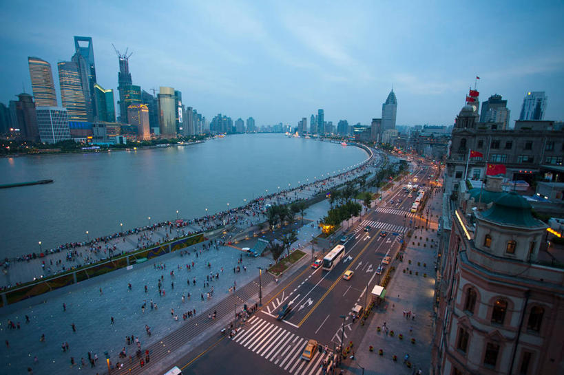 东方人,宾馆,高楼大厦,走,横图,俯视,航拍,室外,白天,度假,河流,美景,日落,水,植物,城市风光,标志建筑,城市,大厦,道路,地标,建筑,酒店,路,路灯,摩天大楼,公路,汽车,照明,上海,中国,亚洲,一排,行人,游客,游人,服装,曲折,弯曲,整齐,河水,景观,水流,晚霞,霞光,落日,建筑群,灯光,分界线,停车线,交通,许多人,休闲装,黄种人,娱乐,建设,黄浦江,金茂大厦,浦东,路人,旅客,车,灯,树,树木,排列,衣服,绿色,自然,黄昏,交通工具,轿车,一群人,享受,休闲,休闲服,景色,彩霞,放松,服饰,环球金融中心,蜿蜒,生长,成长,车行道,车行道分界线,旅社,照亮,申,照明设备,鸟瞰,队列,载具,标线,黄浦区,金融中心,陆家嘴,陆家嘴金融贸易区,浦东新区,上海环球金融中心,东亚,车行线,上海海关大楼,海关大楼,沙逊大厦,中山东一路,上海市,中华人民共和国,沪,华东地区,夕照,薄暮,金茂大楼,过客,环球金融中心大厦,男人,男性,年轻男性,年轻女性,女人,女性,亚洲人,夕阳,马路,步行,散步,走路,半身,彩图,高角度拍摄,傍晚,大楼,高层建筑,高楼,客店,客栈,旅店,旅馆,摩天楼,商旅,春申江,斜阳