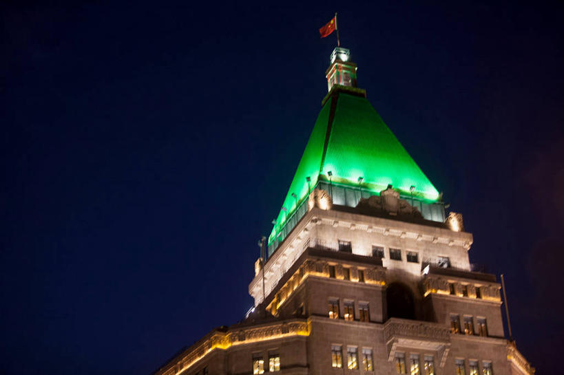 无人,宾馆,横图,彩色,室外,夜晚,仰视,旅游,度假,标志建筑,地标,建筑,酒店,霓虹灯,上海,中国,亚洲,阴影,光线,影子,屋顶,灯光,七彩,顶棚,娱乐,光源,建设,黄浦江,霓虹,灯,绿色,外滩,享受,休闲,旅游胜地,放松,旅社,申,照明设备,黄浦区,东亚,沙逊大厦,中山东一路,上海市,中华人民共和国,沪,华东地区,氖灯,彩图,低角度拍摄,客店,客栈,旅店,旅馆,黄埔滩,上海外滩,外黄埔滩,商旅