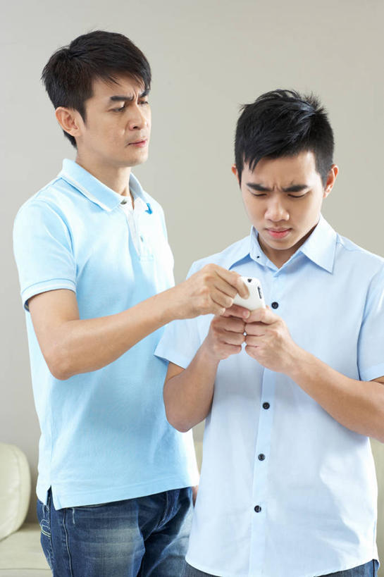 东方人,两个人,家庭,父亲,儿子,站,打电话,竖图,室内,白天,正面,电话,手机,亚洲,握,阴影,服装,反射,影子,墙,注视,休闲装,黄种人,通讯设备,墙壁,墙面,衣服,灰色,低头,观察,看,站着,休闲,温暖,温馨,父子,一家人,休闲服,父爱,握着,服饰,观看,和睦,察看,关注,智能手机,一部,垂头,交流,男人,男性,年轻男性,中年男性,亚洲人,沟通,通话,站立,半身,彩图,融洽