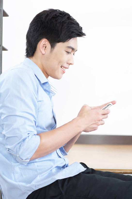 东方人,一个人,商务人士,商务男性,坐,打电话,竖图,室内,白天,侧面,衬衫,地板,电话,手机,亚洲,仅一个男性,仅一个人,握,阴影,套装,反射,影子,墙,地面,黄种人,通讯设备,木地板,墙壁,墙面,仅一个年轻男性,白色,握着,商务装,工薪阶层,智能手机,一部,交流,男人,男性,年轻男性,亚洲人,白领,上班族,沟通,通话,坐着,半身,彩图,衬衣