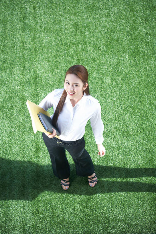 东方人,一个人,商务人士,商务女性,站,捧,笑,微笑,露齿笑,竖图,俯视,室外,白天,草地,草坪,植物,袋子,亚洲,仅一个年轻女性,仅一个女性,仅一个人,阴影,套装,光线,影子,纸袋,注视,黄种人,草,绿色,阳光,容器,观察,看,站着,观看,储藏,档案袋,察看,储存,关注,商务装,文件架,工薪阶层,资料架,文件框,文件座,资料档,资料座,年轻女性,女人,女性,亚洲人,白领,上班族,端,端着,捧着,手捧,抬头,仰头,站立,彩图,高角度拍摄,全身,贮存