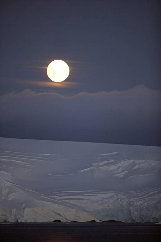 无人,竖图,室外,夜晚,冰山,海洋,水,雪,冰,地形,月亮,云,满月,黄昏,寒冷,摄影,气象,照亮,气候,南极洲,南极半岛,彩图,西南极洲,半岛,南冰洋,南极湾,淡水