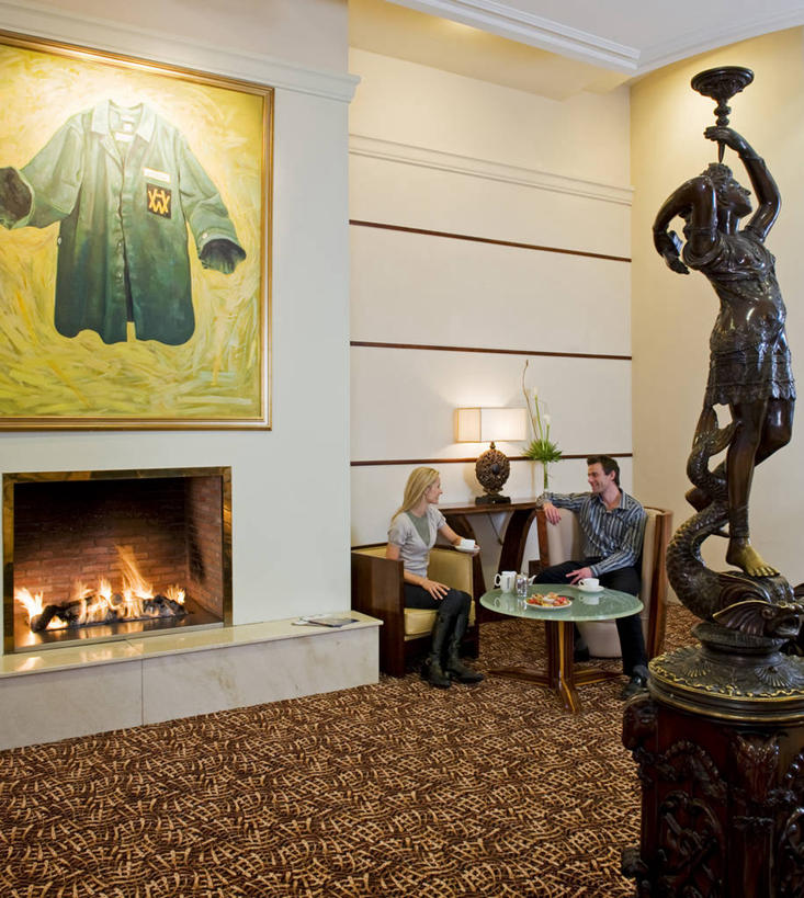 坐,竖图,室内,度假,壁炉,酒店,火,英国,北爱尔兰,雕像,首都,英格兰,放松,摄影,贝尔法斯特,男性,休闲椅,彩图,伴侣