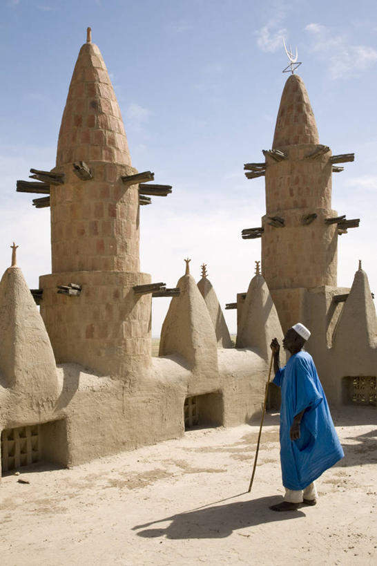 成年人,一个人,传教士,竖图,室外,时尚,河流,建筑,帽子,非洲,马里,尼日尔,苏丹,仅一个男性,屋顶,乡村,尖顶,衣服,摄影,宗教,泥,尖塔,伊斯兰教,宗教建筑,清真寺,西非,伊玛目清真寺,男人,彩图,传统文化