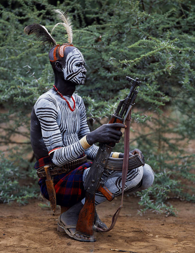 成年人,老年人,一个人,蹲,竖图,彩色,珠宝,非洲,埃塞俄比亚,仅一个男性,仅一个人,生气,枪支,珠子,白色,仅一个老年男性,武器,愤怒,摄影,手镯,五颜六色,恼怒,复杂,色彩斑斓,愤慨,怒气,气愤,发怒,怒火,肖像,情绪,五彩缤纷,脾气,非洲文化,来福枪,忿怒,怨恨,强烈,五彩斑斓,气忿,愤恨,五光十色,肝火,AK47步枪,激动,老年男性,男人,男性,非洲人,彩图,传统服装,传统文化