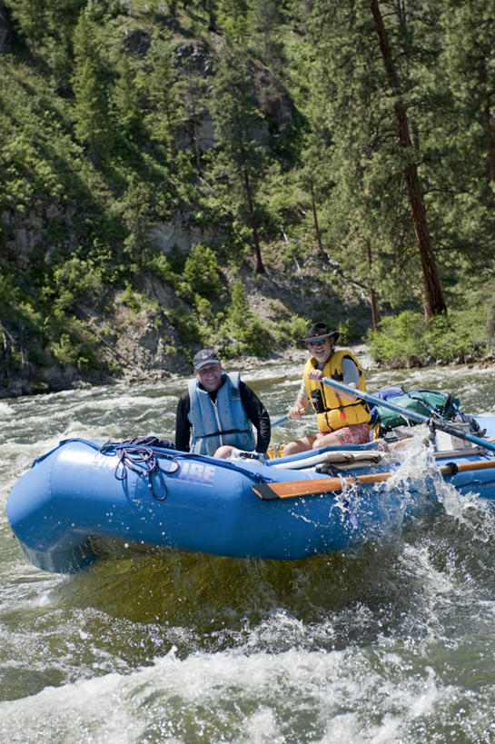 两个人,竖图,室外,旅游,度假,自由,河流,水,船,美国,极限运动,摄影,活动,漂流,桨,彩图,旅行