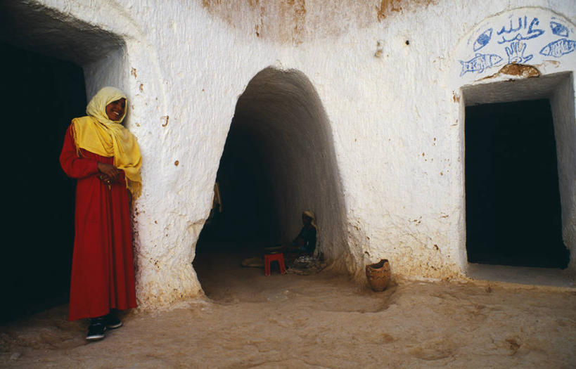 一个人,横图,旅游,建筑,突尼斯,乡村,历史,城墙,衣服,社区,力量,摄影,地中海文化,北非,彩图,柏柏尔人,传统文化