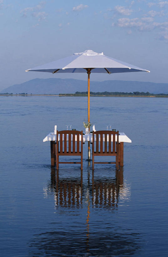 无人,竖图,室外,吃饭,度假,晚餐,河流,山,山脉,水,桌面,桌子,酒店,椅子,赞比亚,河岸,浪漫,两个,摄影,峭壁,国家公园,膳食,露营,腊肠树,赞比西河,彩图