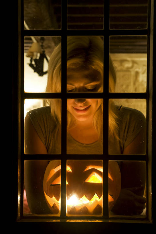 儿童,成年人,一个人,竖图,窗户,南瓜,英国,欧洲,万圣节,摄影,西欧,大不列颠,威尔士,大不列颠及北爱尔兰联合王国,大不列颠及爱尔兰联合王国,威尔士公国,女孩,女人,彩图,康威自治市,大不列颠王国,大英帝国,联合王国,日不落帝国,斯诺登峰,北威尔士