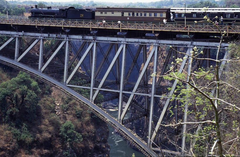 西方人,无人,横图,室外,河流,建筑,路,铁路,火车,欧洲,非洲,津巴布韦,黑人,欧洲人,地形,桥,轨道,交通,铁轨,车厢,运输,摄影,吊桥,工程,维多利亚瀑布,蒸汽机车,非洲人,彩图