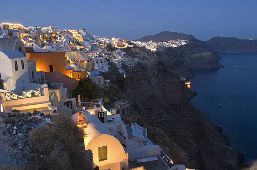 竖图,室外,旅游,海洋,火山,水,建筑,酒店,希腊,欧洲,岛,悬崖,城镇,人行道,台阶,白色,风景,陡峭,摄影,住房,基克拉迪群岛,圣托里尼岛,地中海文化,骡子,发展,希腊共和国,驴子,下移,基克拉泽斯群岛,海滩,活火山,彩图,旅行,海上运输