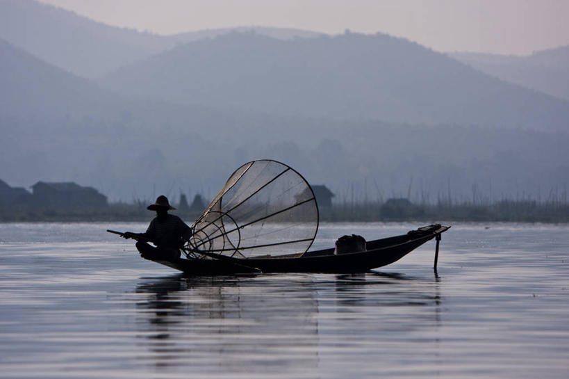 划船,成年人,横图,室外,渔业,湖,山,山脉,水,缅甸,亚洲,圆锥,锥子,社区,表,平衡,摄影,东南亚,宁静,桨,早晨,鱼网,陷阱,掸邦,男人,彩图,传统文化,淡水