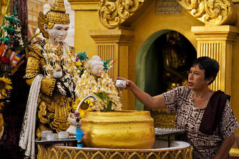 成年人,一个人,寺庙,横图,水,莲花,缅甸,亚洲,仅一个女性,倒,雕像,花环,锥子,首都,杯,佛,宝塔,佛塔,碗,祈祷,金色,摄影,宗教,东南亚,佛教,神殿,宗教建筑,缅甸联邦,瑞德贡大金塔,仰光大金塔,仰光大金寺,雪德宫大金塔,大金塔,灵性,瑞大光塔,瑞光大金塔,女人,彩图,仰光,雪达根大金寺