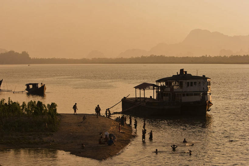 游泳,横图,室外,河流,水,船,缅甸,亚洲,锥子,黄昏,放松,摄影,东南亚,宁静,享乐,彩图