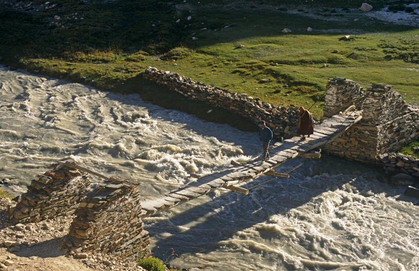 成年人,竖图,室外,马,印度,亚洲,小路,摄影,宗教,佛教,南亚,小马,喜马拉雅山脉,印度共和国,克什米尔,查谟.克什米尔,查谟.克什米尔邦,女人,修女,彩图,喀什米尔,克什米尔地区
