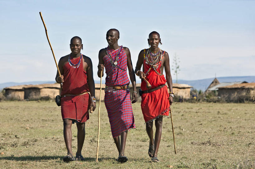 成年人,三个人,横图,友谊,项链,非洲,肯尼亚,红色,摄影,男人,步行,彩图,传统服装,旅行,马赛马拉国家保护区,精力,马赛人