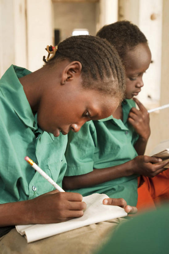 儿童,两个人,学生,竖图,室内,度假,纯洁,非洲,肯尼亚,写,教育,教,教室,可爱,童年,童趣,摄影,知识,童真,烂漫,无邪,志愿者,蒙巴萨岛,天真,女孩,彩图,旅行