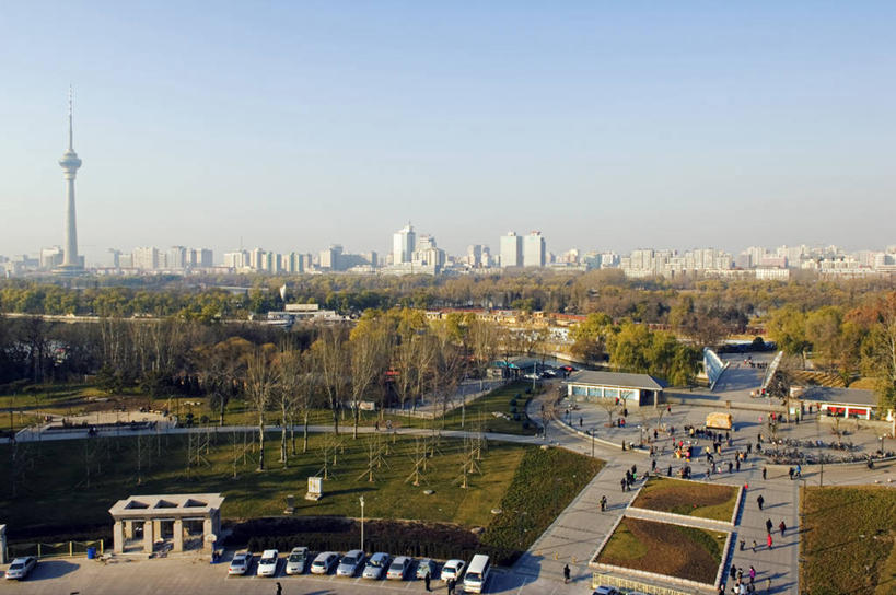公园,横图,全景,室外,白天,旅游,度假,美景,天际线,城市风光,城市,建筑,摩天大楼,北京,日光,中国,亚洲,行人,游客,游人,景观,城镇,塔,高处,首都,娱乐,现代,路人,旅客,树,风景,地标建筑,享受,休闲,景色,放松,摄影,高,电视台,中国文化,市区,东亚,柏林电视塔,过客,彩图,中华人民共和国国家电视台,中央电视台