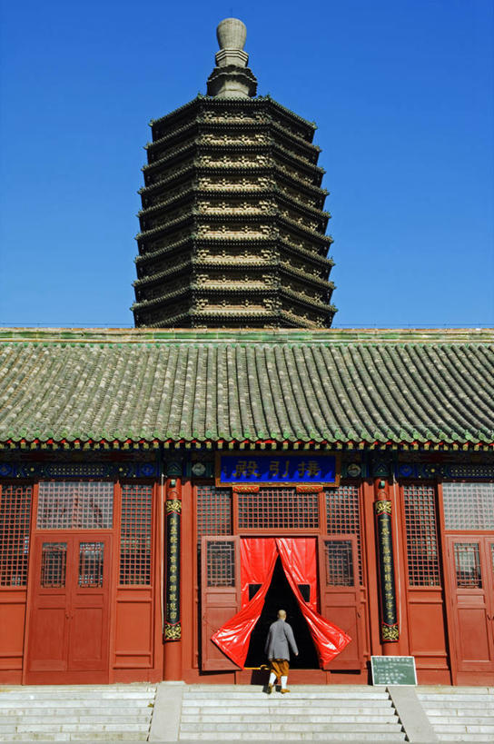 成年人,一个人,寺庙,竖图,室外,白天,旅游,城市,建筑,北京,中国,亚洲,仅一个女性,塔,首都,历史,宝塔,地标建筑,摄影,宗教,中国文化,东亚,灵性,女人,修女,彩图,传统文化