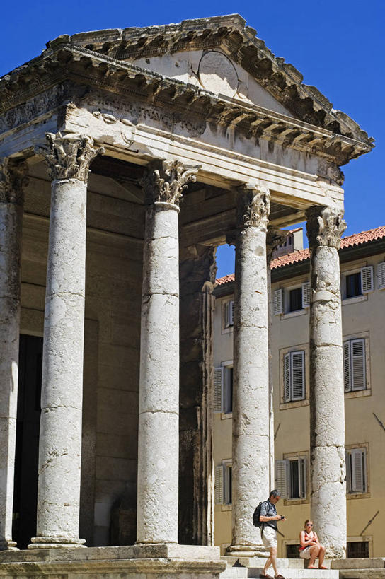 成年人,竖图,室外,旅游,建筑,欧洲,克罗地亚,行人,游客,游人,柱子,路人,旅客,地标建筑,摄影,巴尔干,前南斯拉夫,柱廊,过客,普拉,男人,女人,彩图