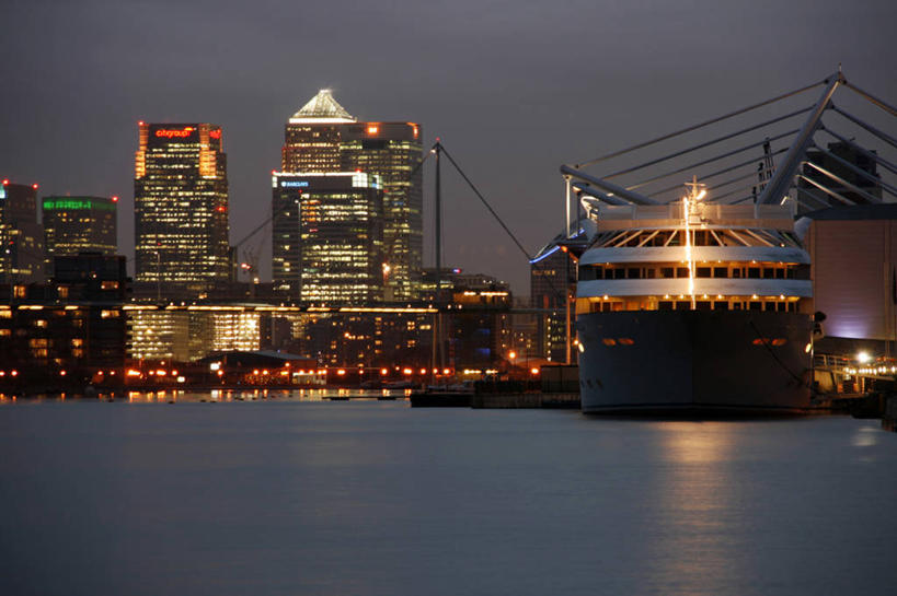 无人,银行,办公室,横图,室外,夜晚,水,天际线,城市,摩天大楼,船,英国,光,首都,图像,英格兰,黄昏,金融,摄影,照亮,照明设备,金丝雀码头,金融区,彩图,海港