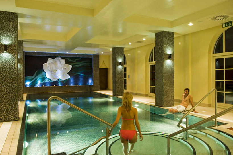 游泳,成年人,两个人,游泳池,横图,比基尼,锻炼,酒店,莲花,英国,北爱尔兰,花纹,泳裤,图案,放松,摄影,生活方式,异性恋,男人,女人,彩图,弗马纳区,伴侣,厄恩湖