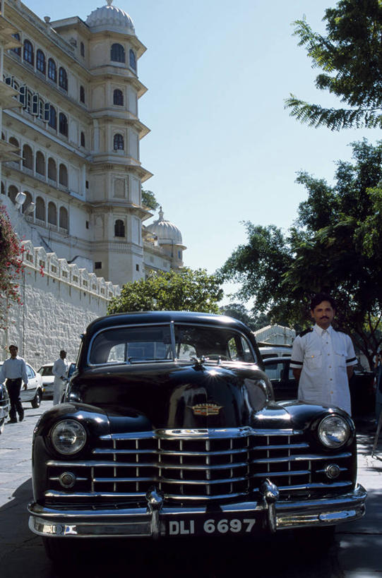 司机,机场,竖图,室外,旅游,度假,城市,建筑,汽车,古董车,印度,行人,游客,游人,路人,旅客,运输,摄影,拉贾斯坦邦,乌代浦,过客,湖上皇宫,彩图,旅行