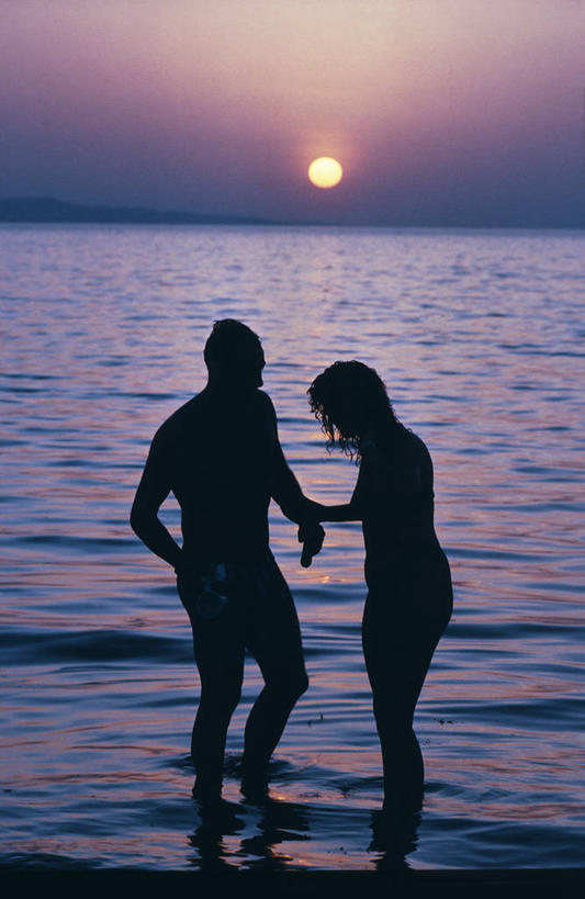 游泳,成年人,两个人,竖图,室外,度假,幸福,日落,非洲,肯尼亚,浪漫,粉色,黑色,黄昏,调情,摄影,剪影,蜜月,异性恋,男人,女人,彩图,爱,伴侣