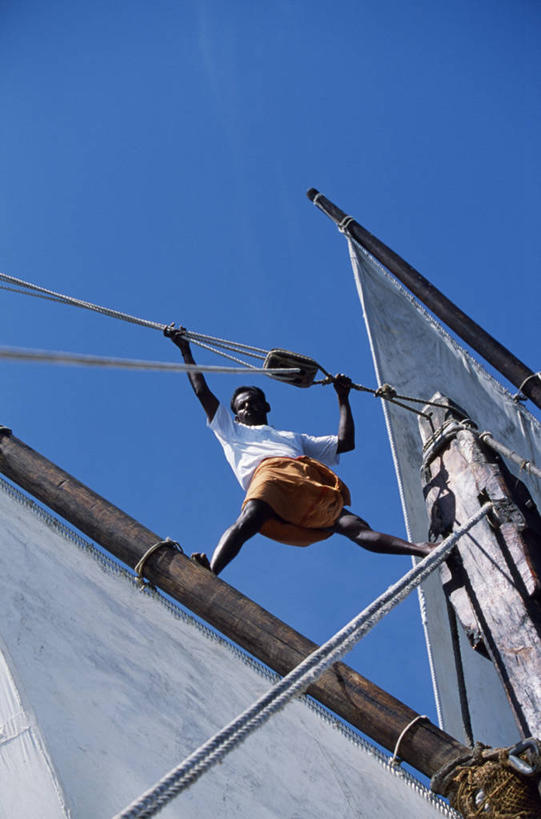 成年人,一个人,竖图,海洋,船,阿曼,仅一个男性,游艇,绳子,社区,乘务员,帆,摄影,块状,航海,印度洋,客船,波斯湾,滑车,男人,彩图,传动装置