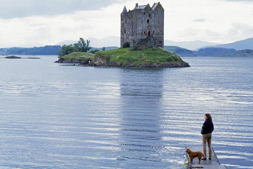 一个人,横图,室外,旅游,度假,湖,美景,山,水,图案,图形,城堡,岛,地形,景观,围墙,几何,菱形,娱乐,苏格兰,草,自然,享受,休闲,思考,景色,放松,摄影,数学,自然风光,步行,彩图,几何学,几何图形