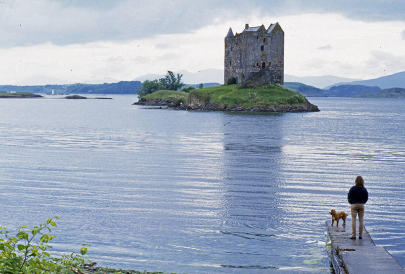 成年人,一个人,横图,室外,旅游,度假,湖,美景,山,水,狗,仅一个女性,图案,图形,城堡,墙,岛,地形,景观,围墙,几何,菱形,娱乐,苏格兰,草,灰色,自然,享受,休闲,思考,景色,放松,摄影,要塞,数学,自然风光,女人,步行,彩图,几何学,几何图形